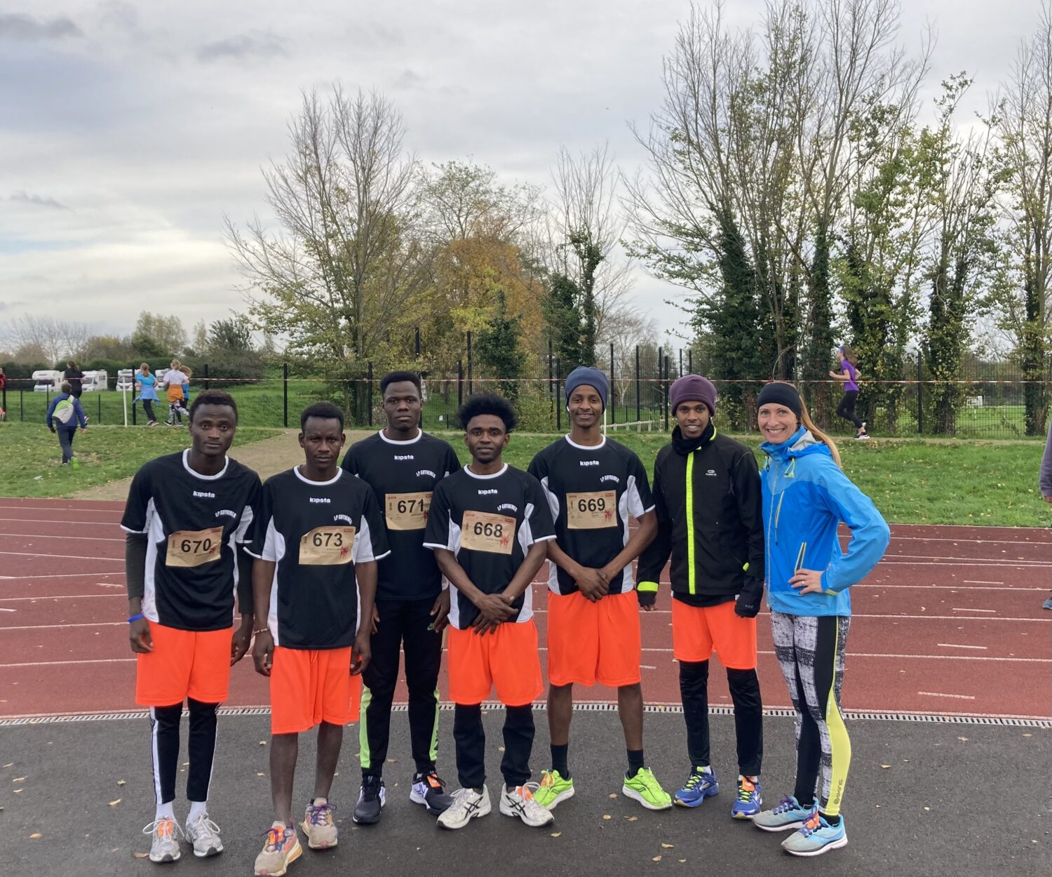 Groupe JUNIORS /SENIORS : Safwan en UFA 1ère TMA, Tidiane en 1ère TISEC, Allassana en CAP MIS1, Lassana en Terminale TISEC, Sekou en CAP MIS2, Alpha en CAP MIS2, aux côtés de leur professeur d'EPS Mme Dandre